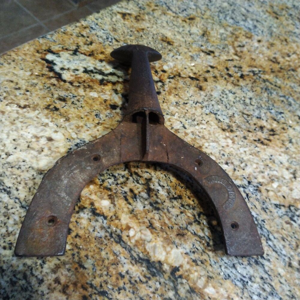 Vintage Rare Heavy Cast Iron Saddke Horn